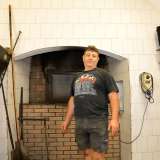 �Viene cucinato in un forno in pietra alimentato da legna arricchita da bucce di mandorle�, ci spiega il 50enne signor Giuseppe Ambrosio, che possiede un forno storico in via della Stazione 